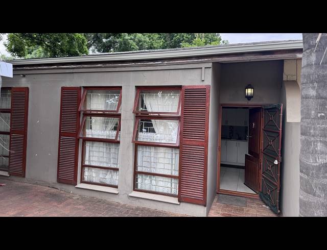 4 BEDROOM FREESTANDING FOR SALE IN VAN RIEBEECK PARK